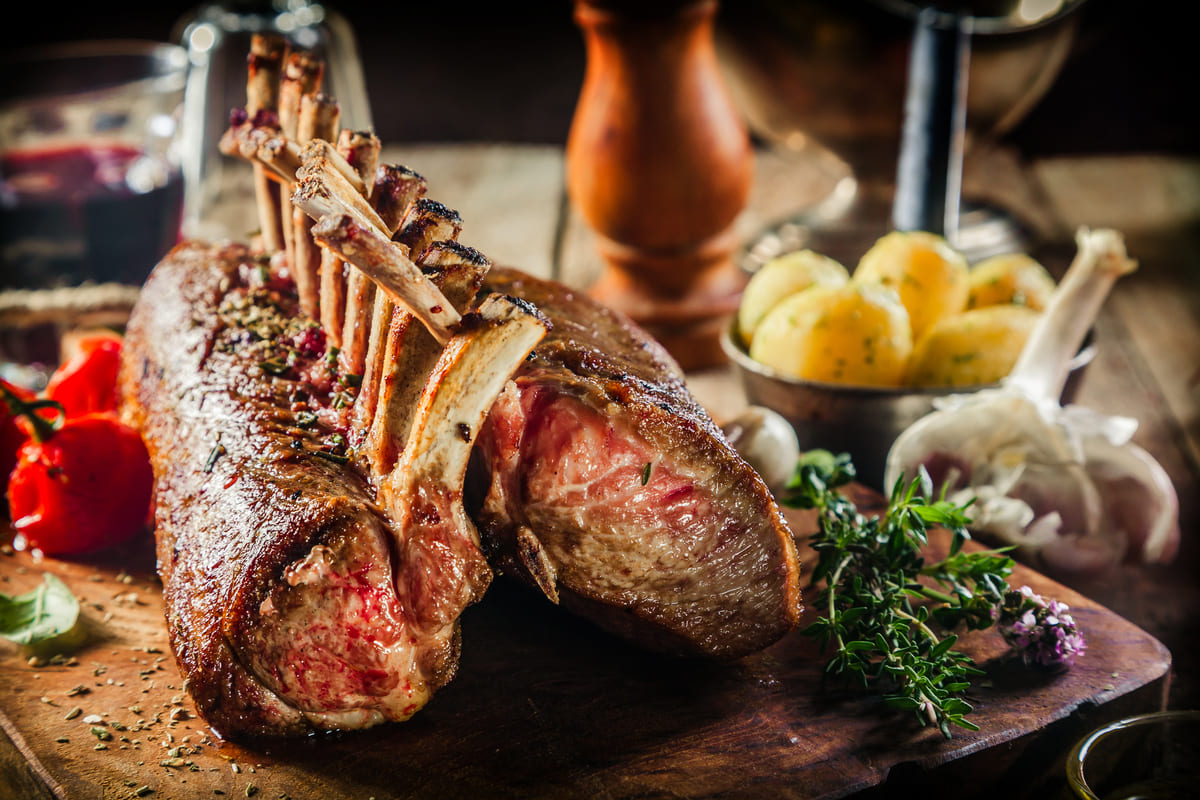 Costolette d’agnello al forno con salsa di vino rosso: Un’esplosione di sapori