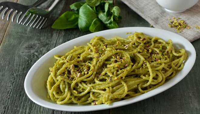 Ricetta Pasta al pesto di pistacchi: Una variante di un classico piatto italiano