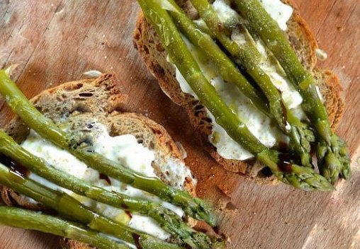 Crostone con fontina e asparagi: Un Delizioso Antipasto veloce da preparare