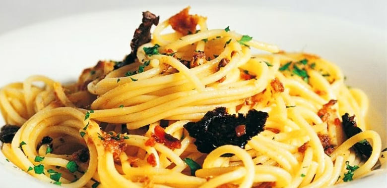 Gli Spaghetti alla Nursina: Una Delizia di Tartufo Nero e Acciughe