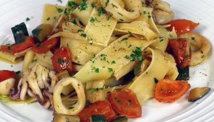 Maltagliati Calamari e Verdure al Microonde: ricetta e preparazione