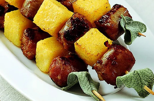Ricetta Polenta e Spiedini: Un Delizioso Viaggio nel Mondo della Cucina Italiana