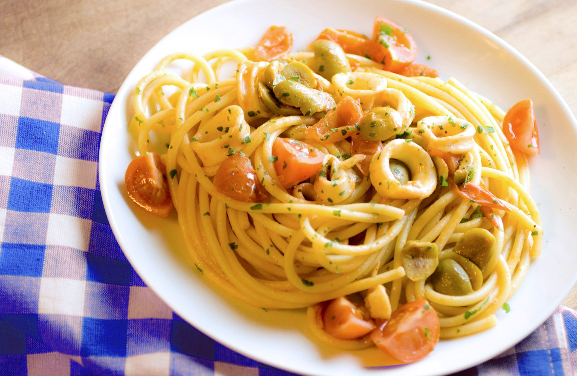 Spaghetti con Calamari al Microonde: Un Gustoso Piatto Facile da Preparare