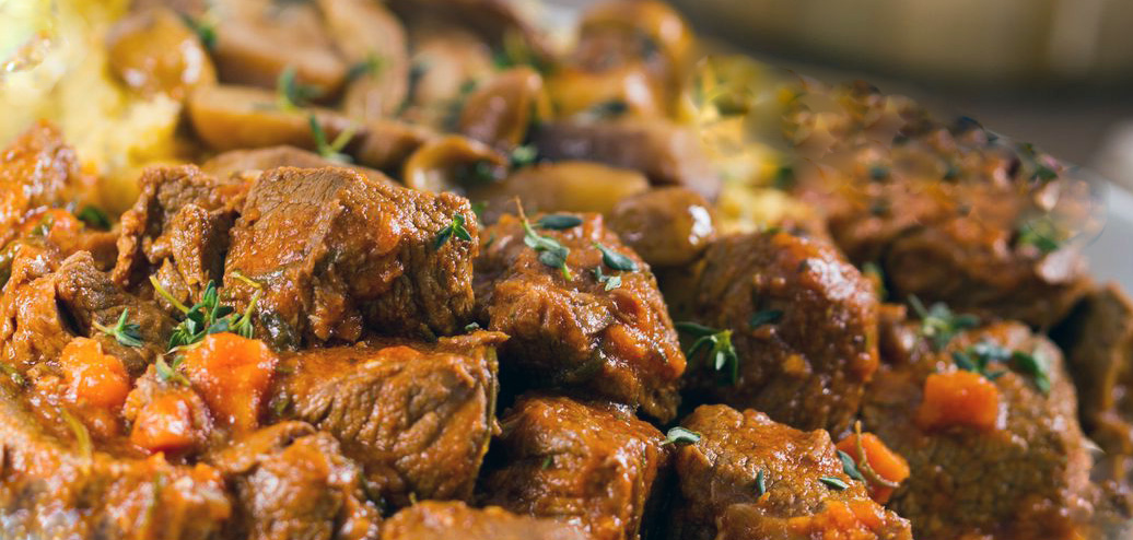 Spezzatino di Manzo, Funghi e Mandorle al Microonde: Un Gusto Inimitabile a in pochi minuti