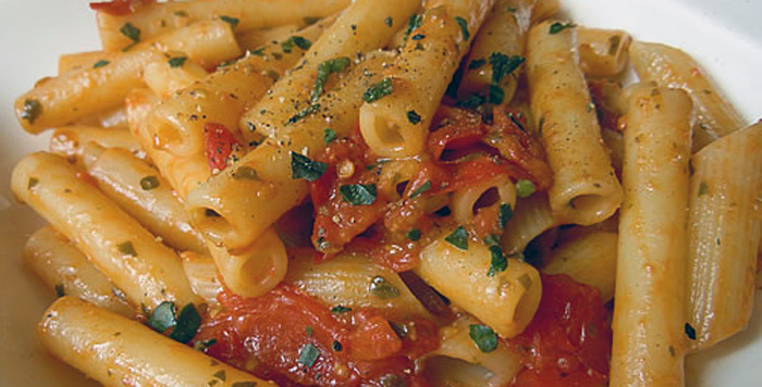 Pasta con Pomodori Fatti in Casa e Alici: Un Piacere Semplice e Veloce