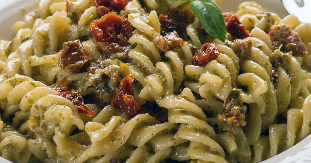 Ricetta Pasta Senza Glutine con Pesto di Pistacchi, Gamberi e Pomodori Secchi: Un Viaggio nei Sapori Mediterranei