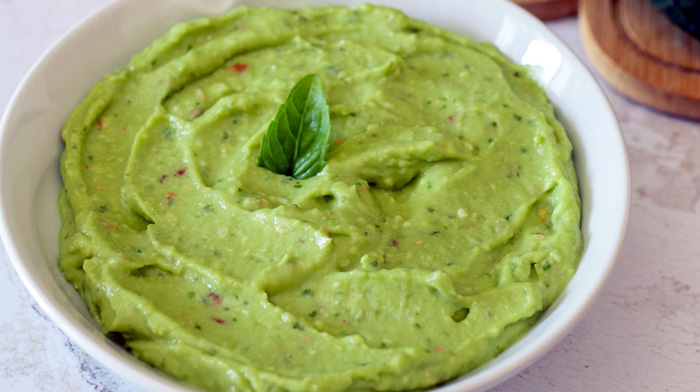 Preparazione di un Delizioso Pesto di Avocado e Basilico: La Ricetta Completa