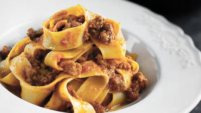 Ricetta della Pappardelle con Stinco d’Agnello Brasato: Un Viaggio nel Gusto Italiano