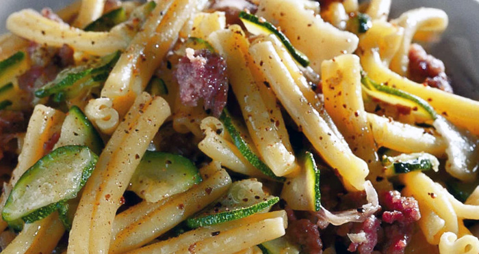 Squisita Pasta con Zucchine Sautè e Salamella: Una Ricetta Imperdibile